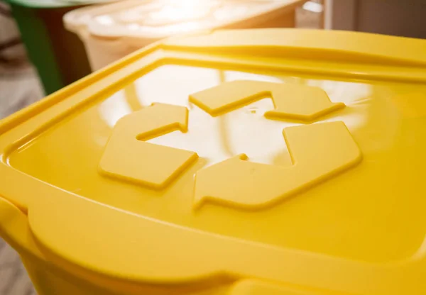 Papeleras de reciclaje en la cocina. Clasificación de residuos domésticos. Comportamiento ambientalmente responsable. Residuos cero — Foto de Stock