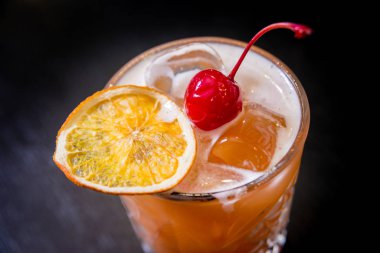 Tahta tezgahta limonlu ve portakallı alkolsüz kokteyl. Restoran.
