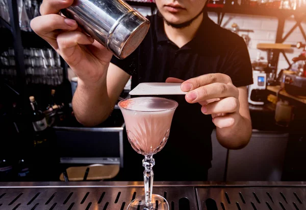 O barman está a fazer cocktails no balcão do bar. Coquetéis frescos. Barman no trabalho. Restaurante. Vida noturna . — Fotografia de Stock