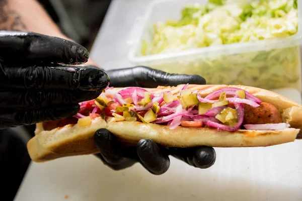 Le chef cuisinier hot dog sur un gril. Restaurant . — Photo