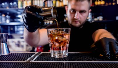 Barmen barda kokteyl hazırlıyor. Taze kokteyller. İş yerindeki barmen. Restoranda. Gece hayatı..