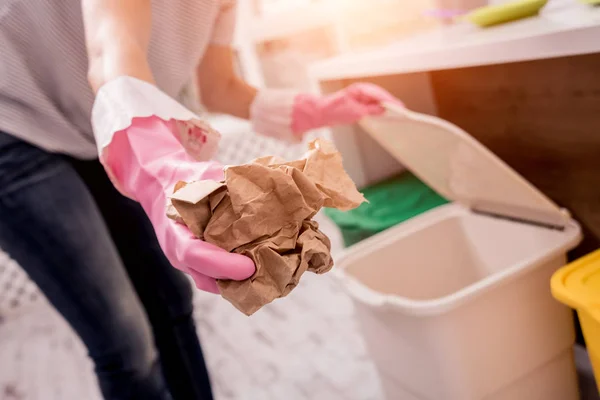 Młoda dziewczyna sortuje śmieci w kuchni. Koncepcja recyklingu. Zero odpadów — Zdjęcie stockowe
