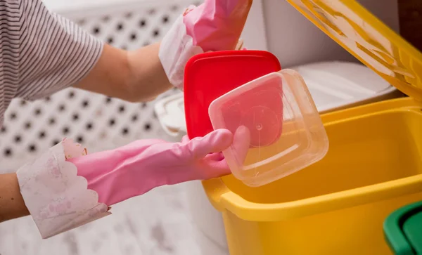 Chica joven clasificando basura en la cocina. Concepto de reciclaje. Residuos cero — Foto de Stock