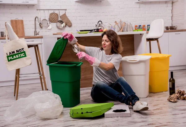 Chica joven clasificando basura en la cocina. Concepto de reciclaje. Residuos cero — Foto de Stock