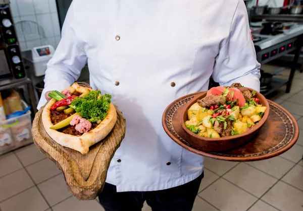 Chef cocina papas fritas con trozos de carne en una cocina de restaurante — Foto de Stock