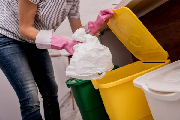 Een jong meisje dat afval sorteert in de keuken. Concept van recycling. Geen afval — Stockfoto