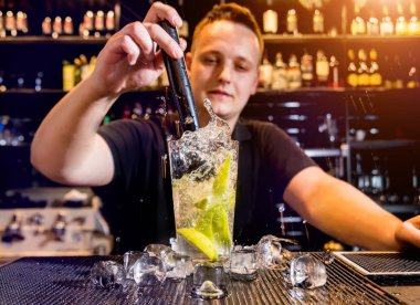 Barmen barda kokteyl hazırlıyor. Taze kokteyller. İş yerindeki barmen. Restoranda. Gece hayatı..