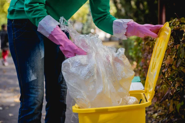 Menina voluntária classifica lixo na rua do parque. Conceito de reciclagem. Zero conceito de desperdício. Natureza — Fotografia de Stock