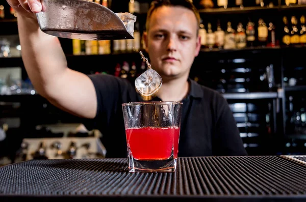 O barman está a fazer cocktails no balcão do bar. Coquetéis frescos. Barman no trabalho. Restaurante. Vida noturna . — Fotografia de Stock