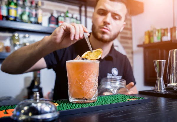 Barmen tezgahta alkolsüz kokteyl hazırlıyor. Taze kokteyller. İş yerindeki barmen. Restoranda. Gece hayatı.. — Stok fotoğraf