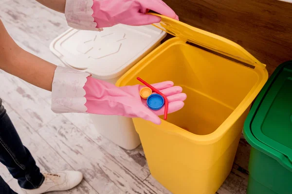 台所でゴミを分別する少女。リサイクルの概念。廃棄物ゼロ — ストック写真