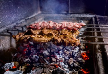 Izgarada leziz biftek ve domuz barbeküsü. Gürcü restoranı.