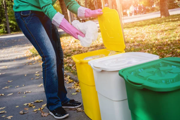 Önkéntes lány szemetet rendez a park utcáin. Az újrahasznosítás fogalma. Nincs hulladék koncepció. Természet — Stock Fotó