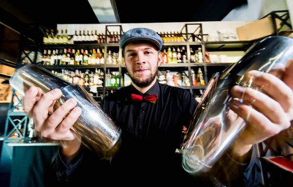 O barman está a fazer cocktails no balcão do bar. Coquetéis frescos. Barman no trabalho. Restaurante. Vida noturna . — Fotografia de Stock