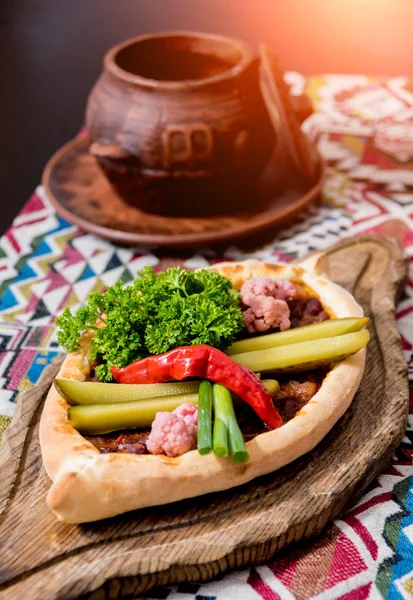 Khachapuri con queso, verduras y huevos. Cocina nacional georgiana. Restaurante . — Foto de Stock