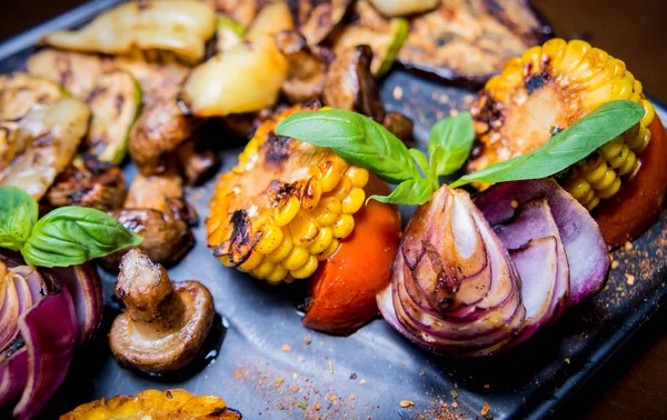Tasty grilled vegetables on big plate. Healthy food. Restaurant. — 스톡 사진