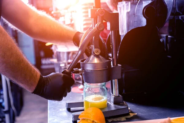 Kovový ruční odšťavňovač. Příprava čerstvě vymačkaného pomerančového džusu — Stock fotografie