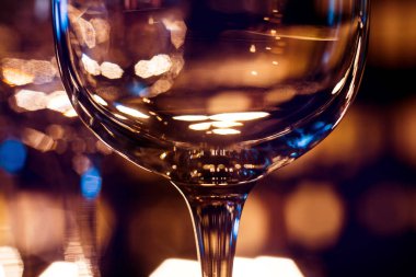 Restorandaki barın üstündeki rafta şarap ve martini bardakları var. Barda boş temiz bardaklar.