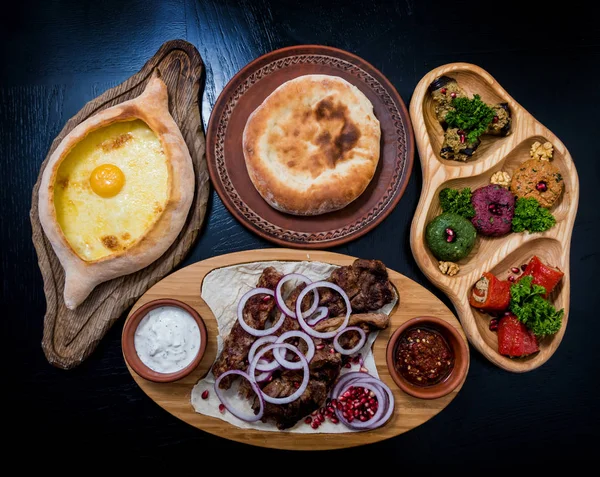 Georgische Küche Essen Set. khachapuri, dolma, satsivi, khinkali, pkhali. georgisches Restaurant. Hintergrund — Stockfoto