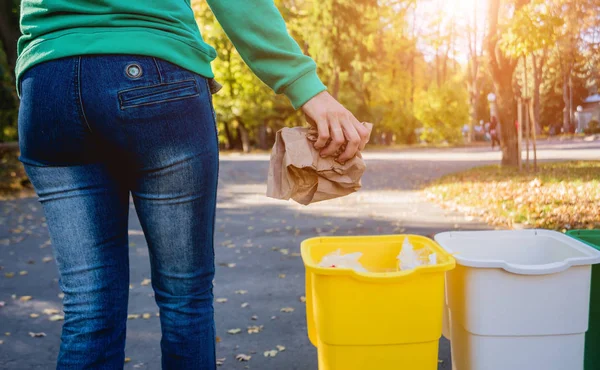 Volontär flicka sorterar skräp på gatan i parken. Begreppet återvinning. Noll avfallskoncept. Natur — Stockfoto