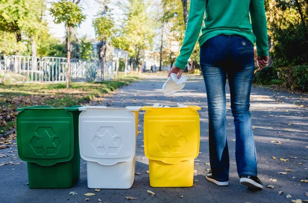 Volunteer girl sorts garbage in the street of the park. Concept of recycling. Zero waste concept. Nature — Stock Photo, Image