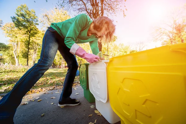 Menina voluntária classifica lixo na rua do parque. Conceito de reciclagem. Zero conceito de desperdício. Natureza — Fotografia de Stock