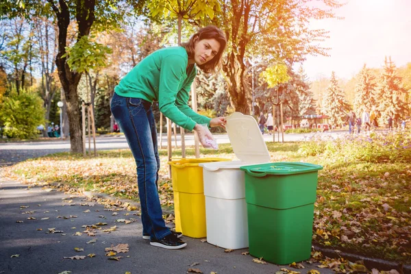 Девушка-волонтёр сортирует мусор на улице парка. Концепция переработки. Концепция нулевых отходов. Природа — стоковое фото