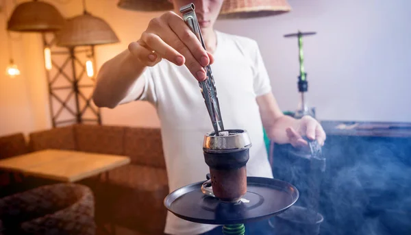 Cocinar narguile en el bar. Joven con narguile en el restaurante — Foto de Stock