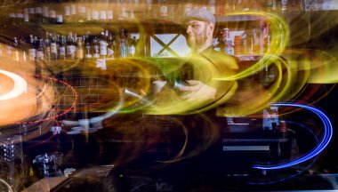 Barmen barda kokteyl hazırlıyor. Taze kokteyller. Barmen. 