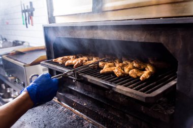 Izgarada kızarmış çiğ kanat. Restoran.