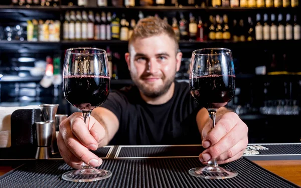 A csapos vörösbort önt egy pohárba. Sommelier vagyok. Éttermet. Éjszakai élet — Stock Fotó