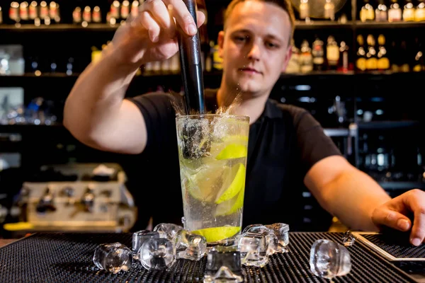 El camarero está haciendo cócteles en el mostrador del bar. Cócteles frescos. Barman en el trabajo . — Foto de Stock