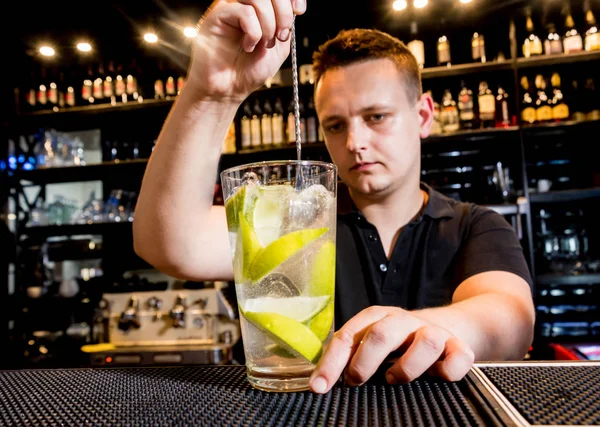 Il barista prepara cocktail al bancone del bar. Cocktail freschi. Barman al lavoro . — Foto Stock