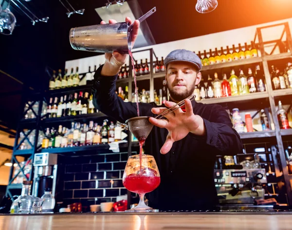 El camarero está haciendo cócteles en el mostrador del bar. Cócteles frescos. Barman. — Foto de Stock