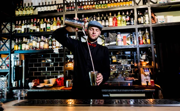 O barman está a fazer cocktails no balcão do bar. Coquetéis frescos. Barman... — Fotografia de Stock