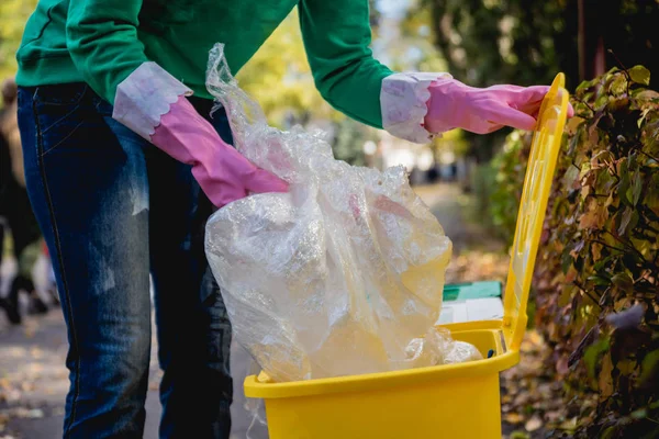 Menina voluntária classifica lixo na rua do parque. Conceito de reciclagem . — Fotografia de Stock