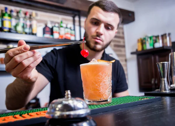 Barmen barda alkolsüz kokteyl hazırlıyor.. — Stok fotoğraf