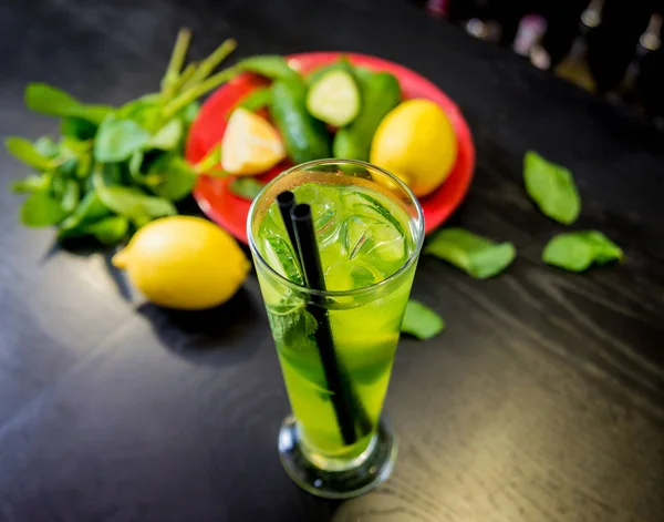 Non alcoholic cocktail with lime and mint at wooden bar counter. — Stock Photo, Image
