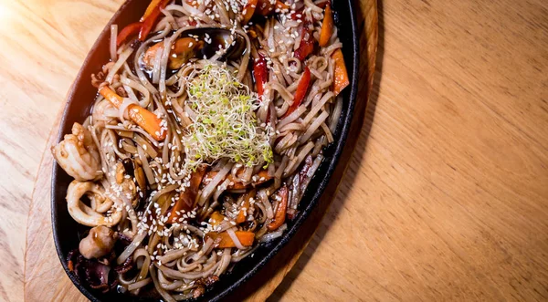 Fideos chinos con mejillones y camarones en la mesa de madera . —  Fotos de Stock