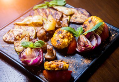 Büyük tabakta lezzetli ızgara sebzeler. Sağlıklı yiyecekler. Restoran.