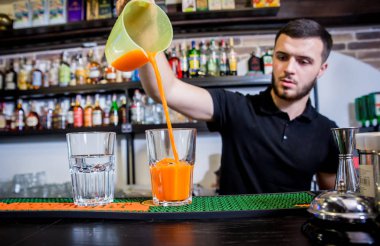Barmen barda alkolsüz kokteyl hazırlıyor.. 