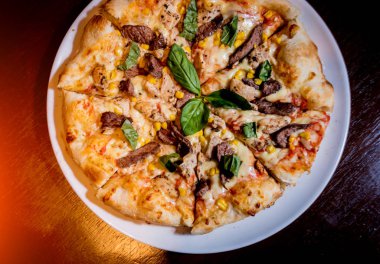 Tavuk ve sebzeli lezzetli pizza. Restoran.