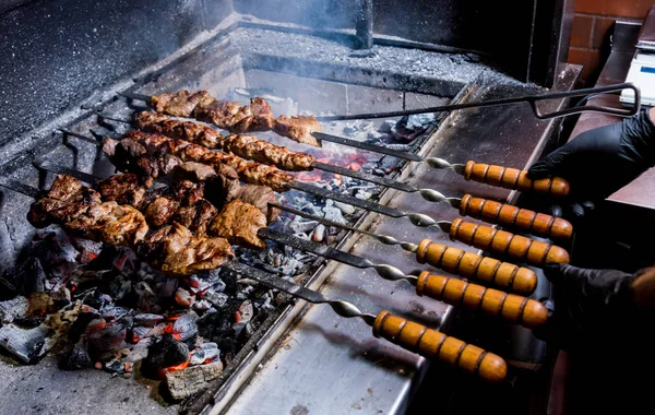 Σεφ μαγείρεμα νόστιμο βόειο κρέας και χοιρινό μπάρμπεκιου στη σχάρα. Γεωργιανό εστιατόριο. — Φωτογραφία Αρχείου