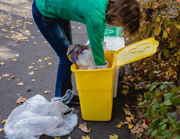 Önkéntes lány szemetet rendez a park utcáin. Az újrafeldolgozás fogalma. — Stock Fotó