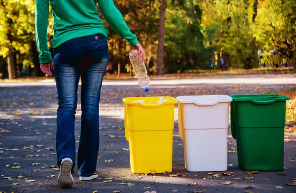 Volunteer girl sorts garbage in the street of the park. Concept of recycling. — 스톡 사진