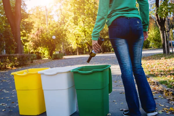 Relawan gadis macam sampah di jalan-jalan taman. Konsep daur ulang . — Stok Foto