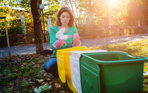 Dobrovolnice třídí odpadky na ulici v parku. Koncept recyklace. — Stock fotografie