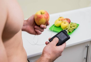 Karnında insülin pompası olan diyabetik bir adam.. 