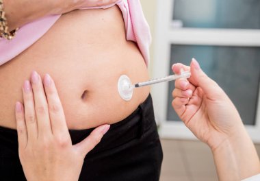 Doktor kateter ile insülin enjekte ediyor.. 