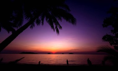 Tropiklerdeki sahilde güzel bir gün batımı. Gökyüzü ve okyanus